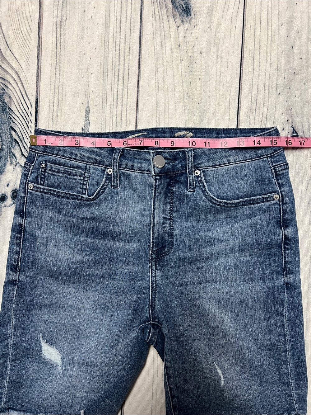 Seven7 Women’s Distressed Jean Shorts Size 10 - Picture 4 of 7